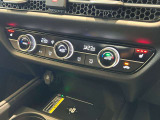 フルオートエアコンディショナーとなっております。運転席と助手席でそれぞれで温度設定ができますので、快適にドライブをすることができます。
