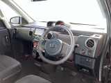 運転席周りのレイアウトをご覧ください。ナビゲーションが綺麗に装着されすっきり収まってますね!