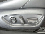 運転席電動シートは、シートポジションを細かく調整できるので長時間の運転もリラックスできますね。