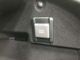 アクセサリーコンセント(AC100V・1500W)です。ラゲージルーム右側に1個設置されています。非常時給電システム付きです。機能の詳細は展示店舗までお尋ねください。