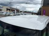 目立つキズ凹み等はありませんが、中古車という商品の特性ルーフには子キズや塗装しみがあります