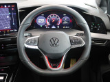Volkswagen全車共通の上質な本革を使用した手触りのしっとりとしたステアリングです。唯一素肌が触れるハンドルは上位モデルと同じ握り心地になっております。