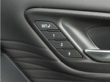 運転席は三人分のシートポジションを記憶します。
