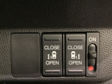 リアドアは乗り降りに便利な両側電動スライドドアです。また運転席に座っていながらスイッチ操作で自在にスライドドアを開け閉めできます。