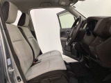 女性でも運転がしやすいように、シートの高さ調整機能(シートリフター)がついています。運転席と助手席の間が空いている為、助手席側への移動がスムーズです。交通量の多い道でも助手席側から乗り降りができます。