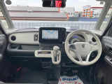 シンプルで実用的なインパネ。車速など情報を表示する【ヘッドアップディスプレイ】を搭載。