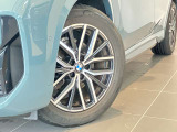 BMW純正アロイホイールはモデルやパッケージに合わせてデザインされています。洗練されたデザインで、足元の個性を引き立てます。