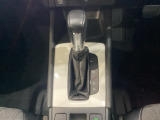 「e:HEV」搭載車です。日常シーンのほとんどをモーターで走行し、高速クルージングなどモーターよりもエンジンの方が効率が良い領域はエンジンで走行、あらゆる領域で優れた燃費走行を実現します。