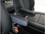 運転席・助手席ともに、アームレストがついていますので運転時の負担軽減してくれます。