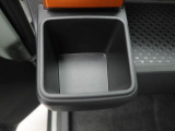 カップホルダーは運転席や助手席からちょうど手の届く位置です!!