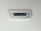 【トリプルゾーンコントロールエアコン】運転席・助手席・後席それぞれで温度調整が可能。快適な車内空間を保ちます。