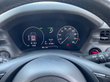 マルチインフォメーションディスプレイです。燃費や走行距離が分かり、半ドアなど車に異常がある際に警告してくれます。