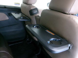 運転席・助手席シートバックテーブル(買い物フック付)カップホルダーを2個完備