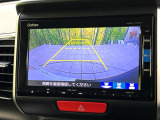 【バックカメラ】駐車時に後方がリアルタイム映像で確認できます。大型商業施設や立体駐車場での駐車時や、夜間のバック時に大活躍!運転スキルに関わらず、今や必須となった装備のひとつです!