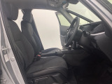 広い足元にゆったり座れるシートは長距離の運転でも疲れにくいシートです。女性でも運転がしやすいようにシートの高さ調整機能(シートリフター)がついています。