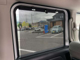 日差しが眩しい時などに引き上げるだけ!内蔵されているので窓を開閉しても巻き込まれないです!