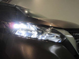 高輝度LEDヘッドライトを装備しているので.雨天などの悪天候や夜間走行も安心して運転できます!良好な視界を確保できるうえ消費電力も抑えられます