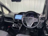 運転席まわりです。 各操作スイッチは使いやすい位置に配置されてます。