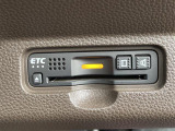 【ETC】有料道路を利用する際に料金所で停止することなく通過できる、ETC車載器(ノンストップ自動料金収受システム機器)が装備されています。セットアップを行うことで利用可能になります。