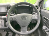 インテリアに合わせたデザインのステアリングは、運転される方のことも考え、運転しやすい形状、大きさです。是非一度、実際に触ってお確かめください。