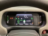 デジタル表示のスピードメーターと安全支援情報、燃費やオドメーターなどの表示の他に、ホンダセンシング機能などの表示もできる多機能なマルチインフォメーション・ディスプレイです。