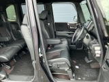 フロントシートです!!ベンチシートなので座席の移動もスムーズに出来ます!!足元も広く運転も楽ですよ!!