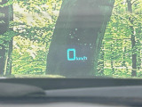 【ヘッドアップディスプレイ】現在の速度や走行情報をデジタル表示で運転席前方のガラスに投影!運転中、目線をずらさず必要な情報を確認できるのでとっても便利で安心!