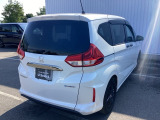 コンビネーションランプを高い位置に配置、後続車に見やすいデザインで安全にも配慮。