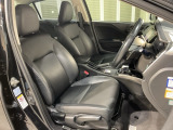乗降がしやすい運転席。高さが調節できて小柄な方でも運転しやすいポジションをとることができます。