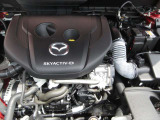 「SKYACTIV-G(ガソリン)」は、規格外の高圧縮を実現し、世界のエンジン技術者に驚きを与えました。さらに、それを維持したままノッキングの発生を抑え、熱効率を向上、走りにも寄与したエンジンです。