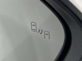 ブラインドスポットモニター(BSM)を装備しています。隣を走る車両が死角に入るとミラー内LEDインジケーターが点灯。さらに、ウィンカーを出すとインジケーターが光って点滅して注意を促してくれます。