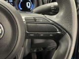 ステアリングスイッチ付きで、運転中に視線を前に向けたまま操作できます。