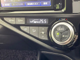 【オートエアコン】一度お好みの温度に設定すれば、車内の温度を検知し風量や温度を自動で調整。暑い&hellip;寒い&hellip;と何度もスイッチ操作をする必要はありません。快適な車内空間には必須の機能ですね♪