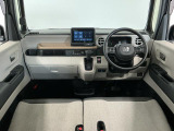 【インパネ】運転のしやすさを最優先に設計された見晴らしの良いフロントビュー。車両間隔が掴みやすく狭い道でも安心♪「安全」と「品質」を最優先に、安心してお乗りいただけるクルマを提供いたします。