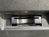 【ETC】有料道路を利用する際に料金所で停止することなく通過できる、ETC車載器(ノンストップ自動料金収受システム機器)が装備されています。セットアップを行うことで利用可能になります。