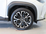 純正のアルミホイール装着車です。タイヤサイズは215/50R18です。