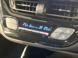 【オートエアコン】一度お好みの温度に設定すれば、車内の温度を検知し風量や温度を自動で調整。暑い&hellip;寒い&hellip;と何度もスイッチ操作をする必要はありません。快適な車内空間には必須の機能ですね♪