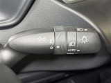 【オートライト】車外の明るさに応じて、自動的にライトの点灯・消灯を行います。