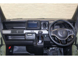 操作性に優れた運転席となります!小物入れや各ボタンの配置にこだわり、使いやすいです!座り心地もよく視認性も良好なのでロングドライブもお任せ下さい!