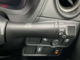 【オートライト】車のセンサーが周囲の明るさを感知し、自動でヘッドライトを点灯・消灯する機能です。この機能は夕暮れ時の交通事故が多い時間帯の安全性を高めてくれます。