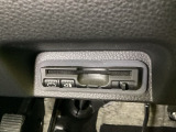 ハンドルの真下にETCがついています。高速道路の料金所の通過も楽々です。 カードの取り出しもしやすい場所についています。