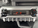 【エアコン】『エアコン装備』の画像になります。暑い夏でも寒い冬でも、車内に快適な空気を届けるので、いつでも快適な車内空間を創り上げます!
