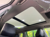 【大型サンルーフ】車内の解放感が一気に上がる大型のパノラマルーフ!季節を問わず開放的で快適なドライブをお楽しみいただけます。流通量も少なく希少価値の高い人気の装備です♪