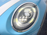●LEDヘッドライト:夜間走行時も良好な視界を確保し安心して運転できる高輝度LEDヘッドライトを装備!点灯速度が早く、消費電力も抑えられています。