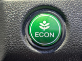 ワンタッチで省燃費走行をサポートするECONスイッチを装備。