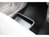 運転時の靴などを収納するときに便利な助手席シート下の収納スペースです。