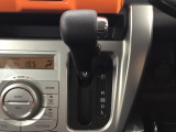 シフトレバーが高い位置にあるため、視線移動が少なく、運転中でも自然な姿勢で操作できます。