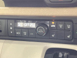 【オートエアコン】一度お好みの温度に設定すれば、車内の温度を検知し風量や温度を自動で調整。暑い&hellip;寒い&hellip;と何度もスイッチ操作をする必要はありません。快適な車内空間には必須の機能ですね♪