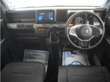 運転にかかわる様々な操作を安全に行えるように視点移動が少なく、操作性に配慮されたスイッチ類が凝縮されたコクピットです。