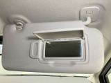 【運転席サンバイザー】鏡が付いているのでメイク直しなどにも便利★